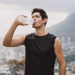 Lawrence Aseba Tipo destaca a importância da hidratação para a saúde, explorando suas funções essenciais no corpo humano.