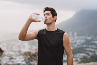 Lawrence Aseba Tipo destaca a importância da hidratação para a saúde, explorando suas funções essenciais no corpo humano.