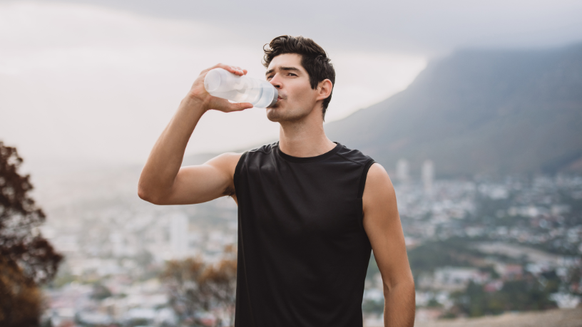 Lawrence Aseba Tipo destaca a importância da hidratação para a saúde, explorando suas funções essenciais no corpo humano.
