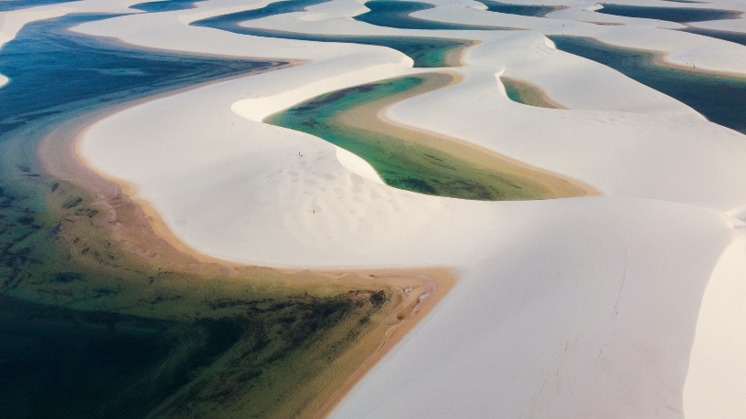 O encontro entre dunas e lagoas forma um cenário inesquecível nos Lençóis Maranhenses, destaca Leonardo Rocha de Almeida Abreu.