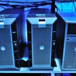 Close de unidades de servidores montadas em racks em um moderno data center