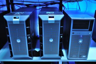Close de unidades de servidores montadas em racks em um moderno data center